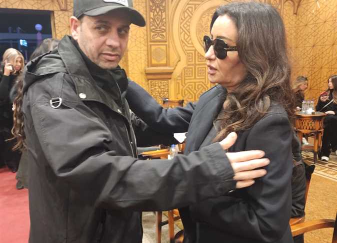 أنغام وكارول سماحة ونبيلة عبيد الأبرز... نجوم الفن يساندون لطيفة في عزاء والدتها بالقاهرة (صور)